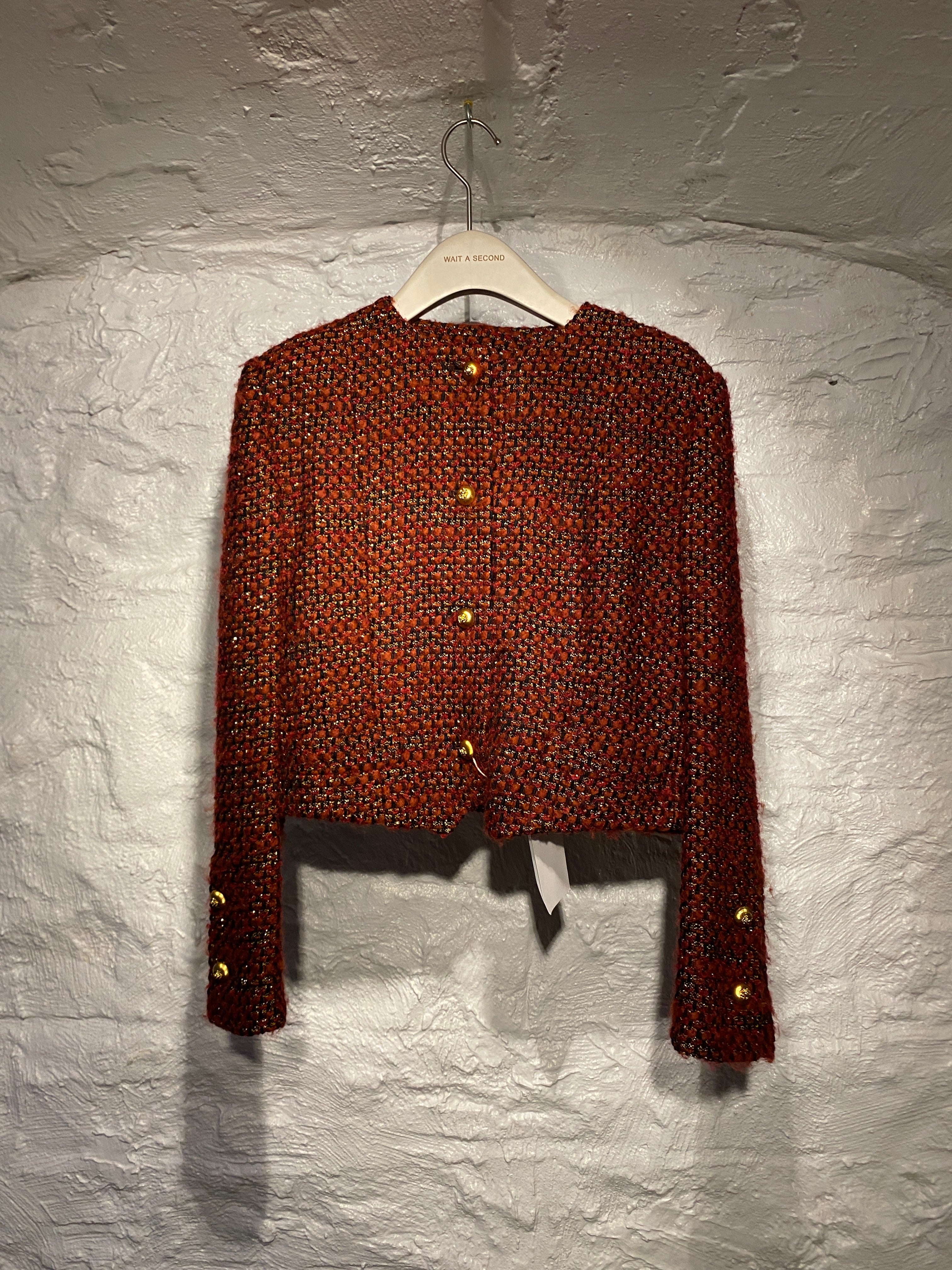 CHANEL BOUTIQUE ジャケット レッド 38 Chanel Boutique Red Black Metallic Tweed Jacket – WAIT A SECOND