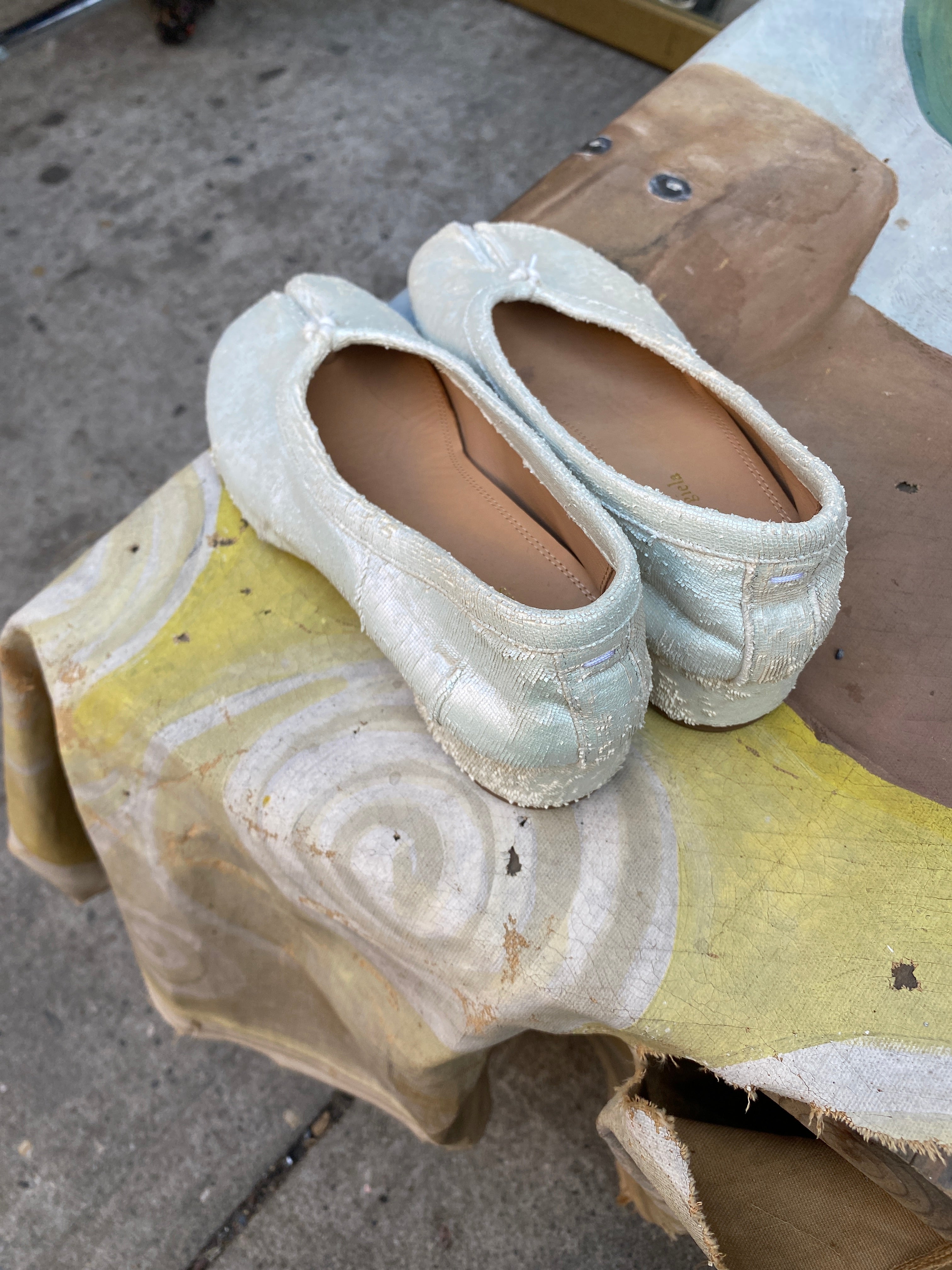 Maison Margiela White Micro Laser Cuts Suede 3cm Heel Tabi Ballerinas Size 35